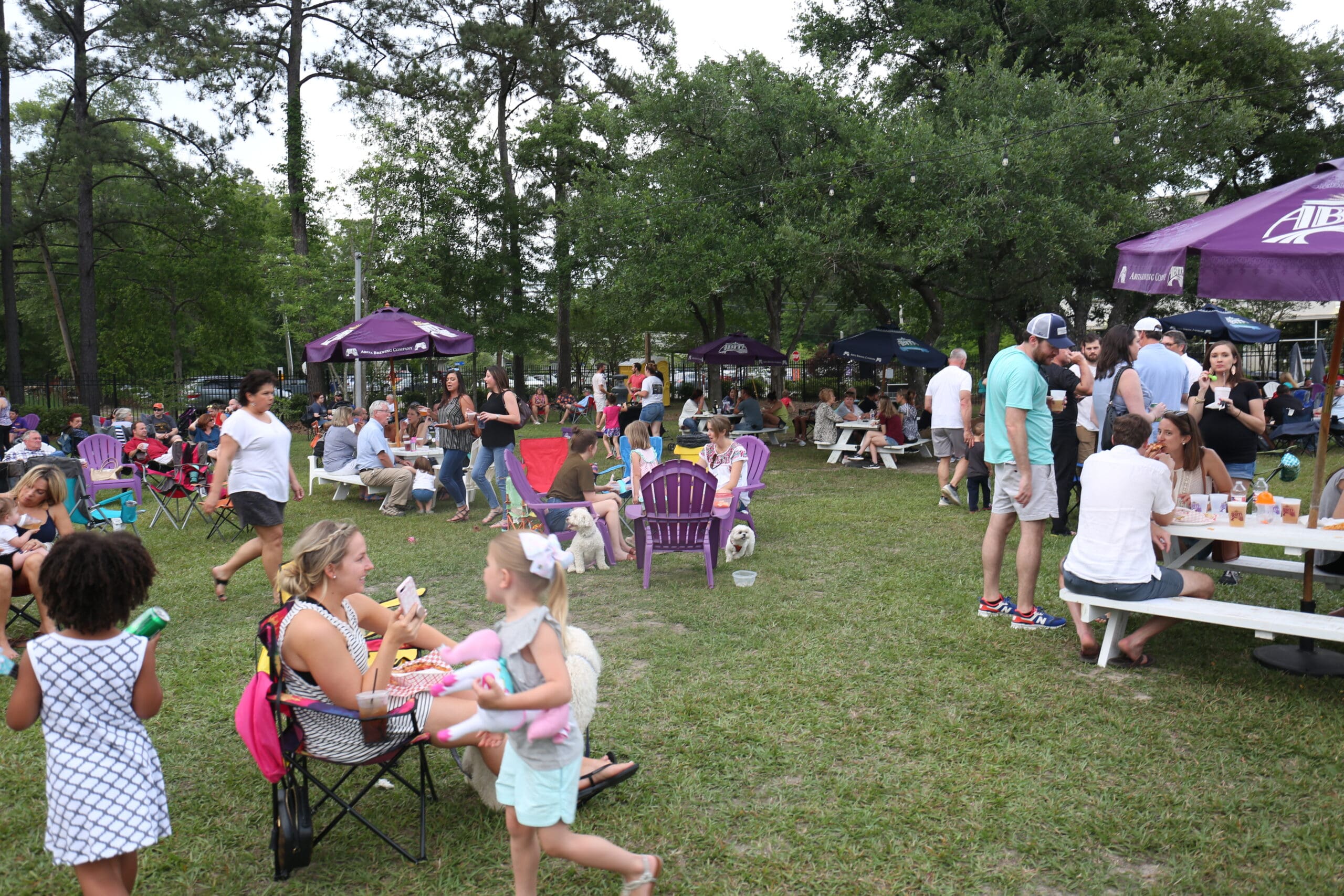 Customers & family members enjoying the outdoors at the monthly food truck round up at abita brewing company.