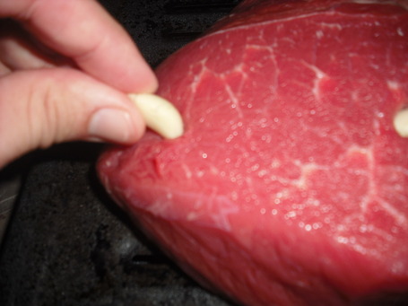 Stuffing cuts with garlic